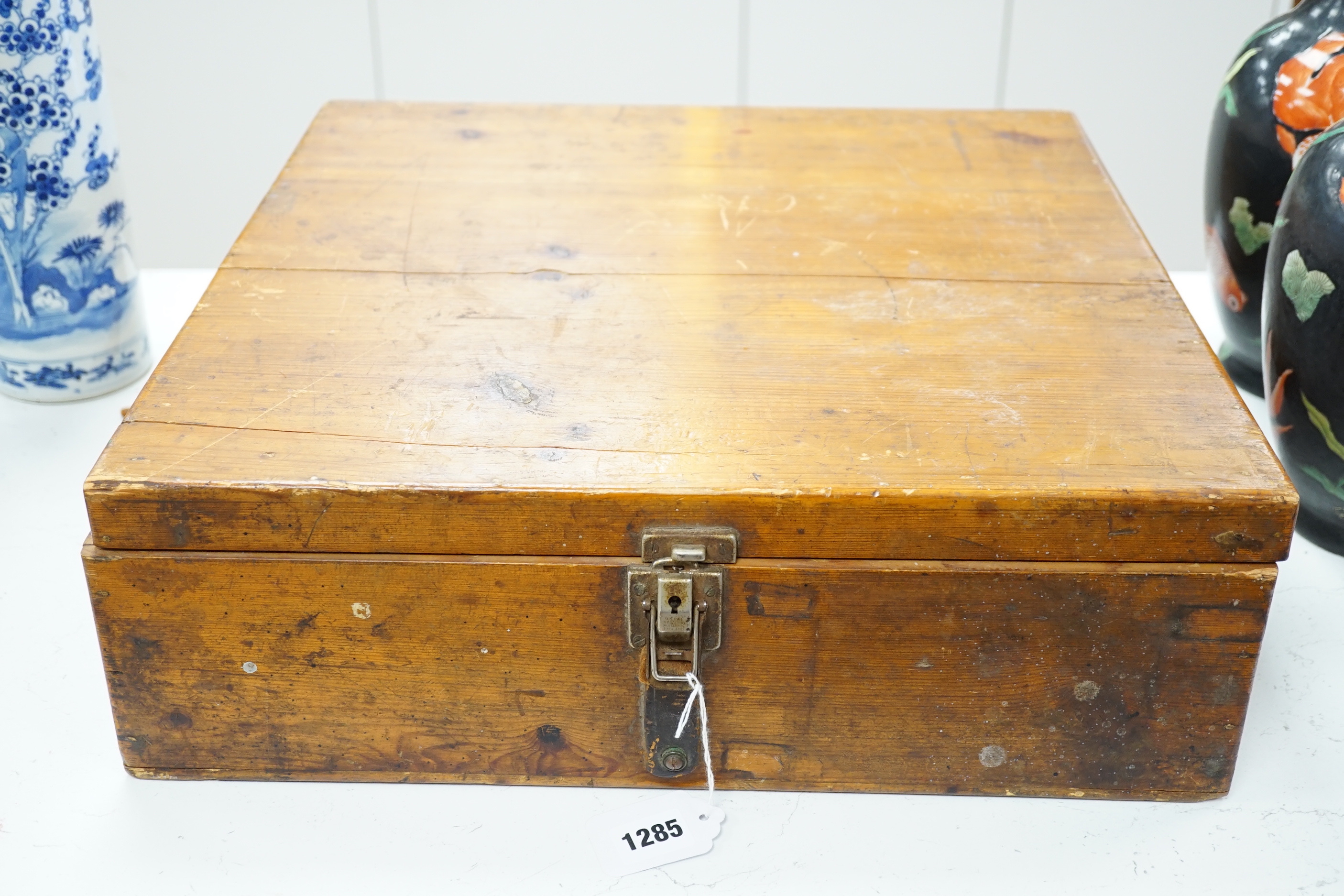 A silver plated wedding cake stand with original wooden box, 38.5 diameter